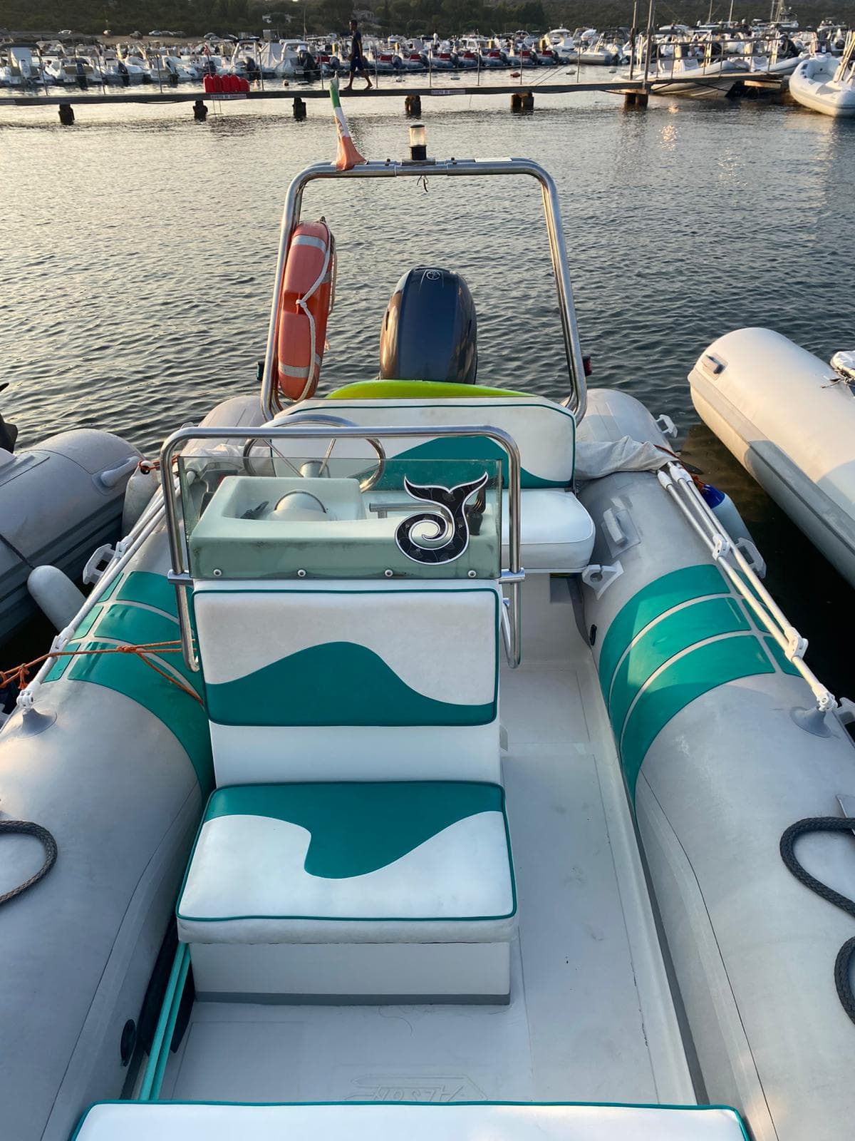 Gommone in mare — arcipelago di La Maddalena